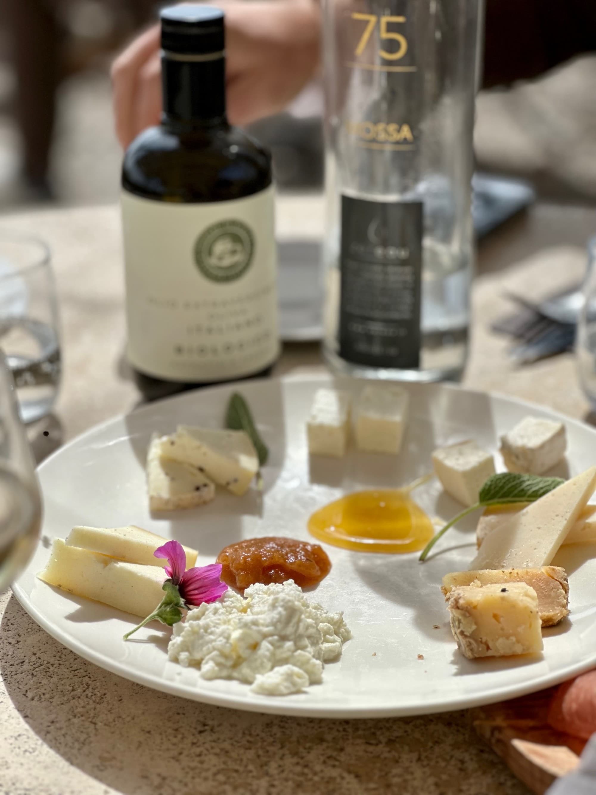 A picture of food served on a white plate with drinks.